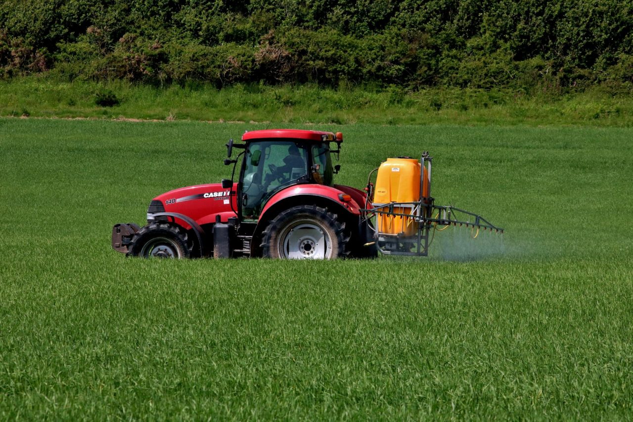 Riego con pesticidas y herbicidas